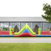 Opblaasbare stormbaan Colour Run van 21 meter met kleurrijke obstakels en glijbaan – perfect voor sportdagen en evenementen.