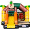 Amazone springkussen met glijbaan | Happy Rent Vooraanzicht van het Amazone springkussen met glijbaan en overdekt springgedeelte