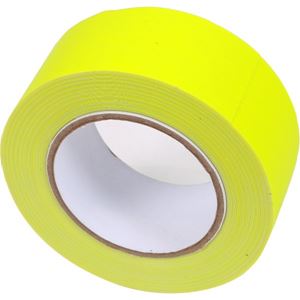 Fluoriserende gele Gaffa tape op de vloer van een gymzaal
