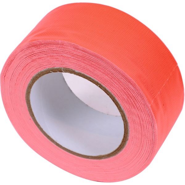 Fluoriserende gele Gaffa tape op de vloer van een gymzaal