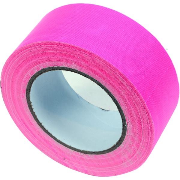 Fluoriserende gele Gaffa tape op de vloer van een gymzaal