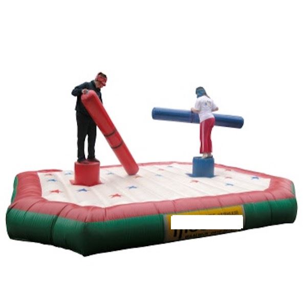 Twee deelnemers in actie op het Gladiator Spel Opblaasbaar in Enkhuizen