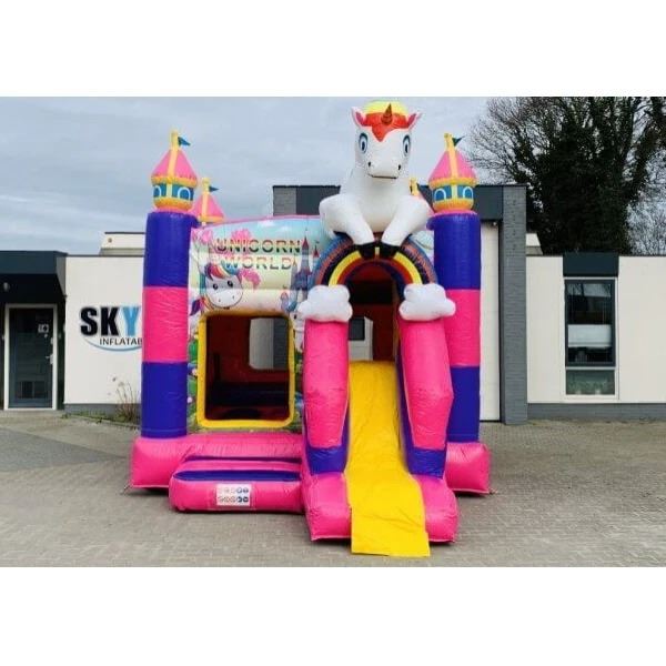 Springkussen Unicorn zijaanzicht Zijaanzicht van het Springkussen Unicorn met regenboogkleuren en springruimte