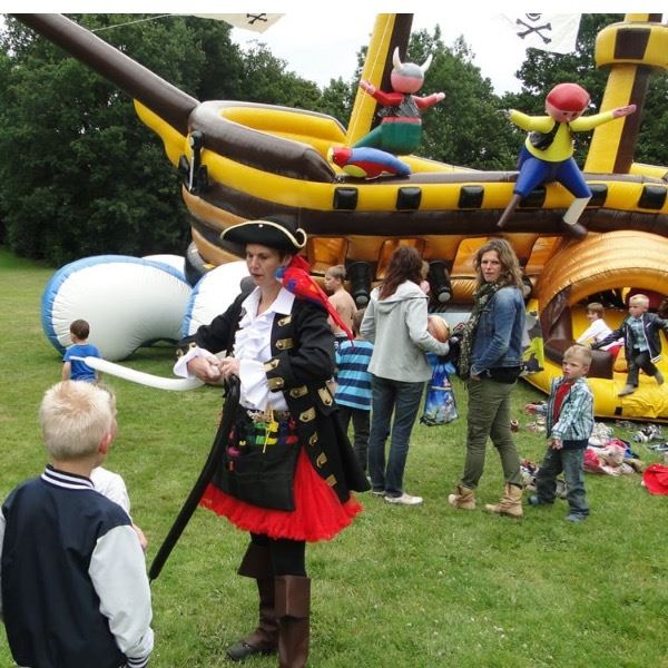 opblaasbare Bewegend Springkussen Piratenschip spectaculaire piratenattractie van Happy Rent