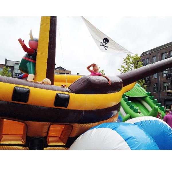 opblaasbare Bewegend Springkussen Piratenschip spectaculaire piratenattractie van Happy Rent