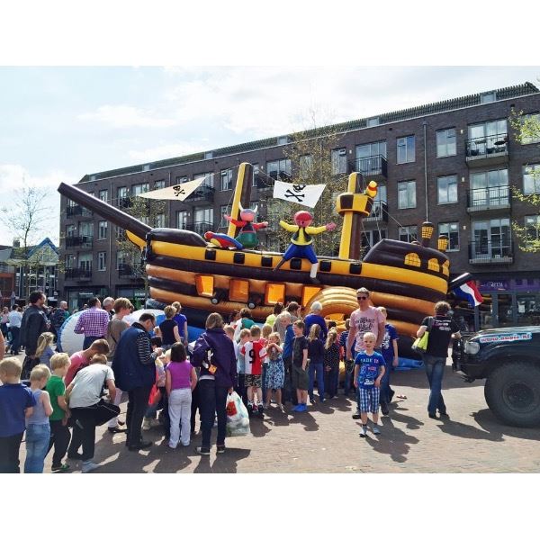 opblaasbare Bewegend Springkussen Piratenschip spectaculaire piratenattractie van Happy Rent