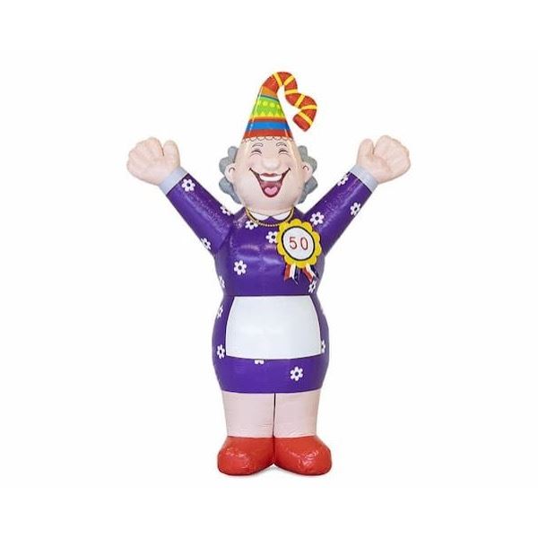 Opblaasbare Sarah Hoera van 4 meter hoog met paarse outfit en feestelijke houding, ideale feestpop voor verjaardagen