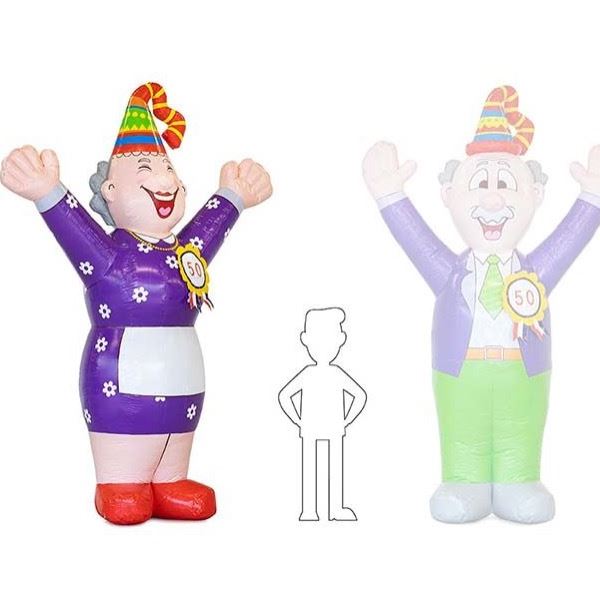 Opblaasbare Sarah Hoera van 4 meter hoog met paarse outfit en feestelijke houding, ideale feestpop voor verjaardagen