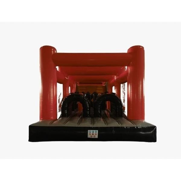 Stormbaan 14 meter Opblaasbare stormbaan 14 meter lang in zijaanzicht met witte studio-achtergrond voor duidelijke productweergave