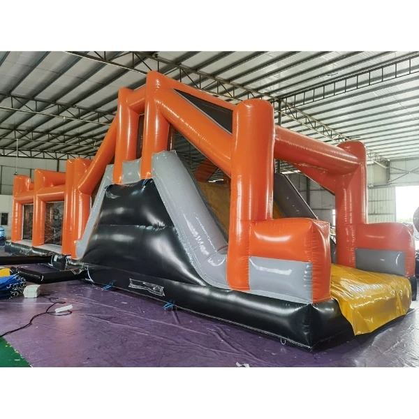 Stormbaan 14 meter Opblaasbare stormbaan 14 meter lang in zijaanzicht met witte studio-achtergrond voor duidelijke productweergave