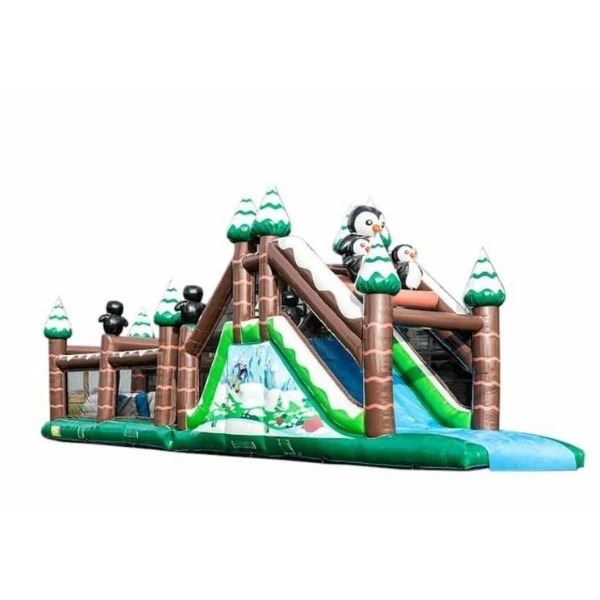 Winter Run stormbaan 17 meter bekeken vanuit een andere hoek, met duidelijk zicht op glijbaan en winterse decoratie