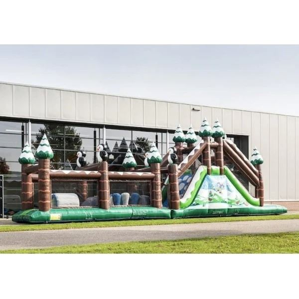 Winter Run stormbaan 17 meter bekeken vanuit een andere hoek, met duidelijk zicht op glijbaan en winterse decoratie