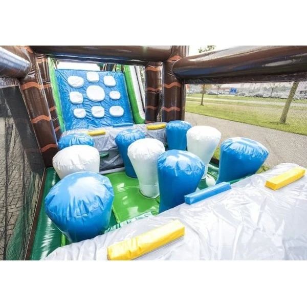 Winter Run stormbaan 17 meter bekeken vanuit een andere hoek, met duidelijk zicht op glijbaan en winterse decoratie