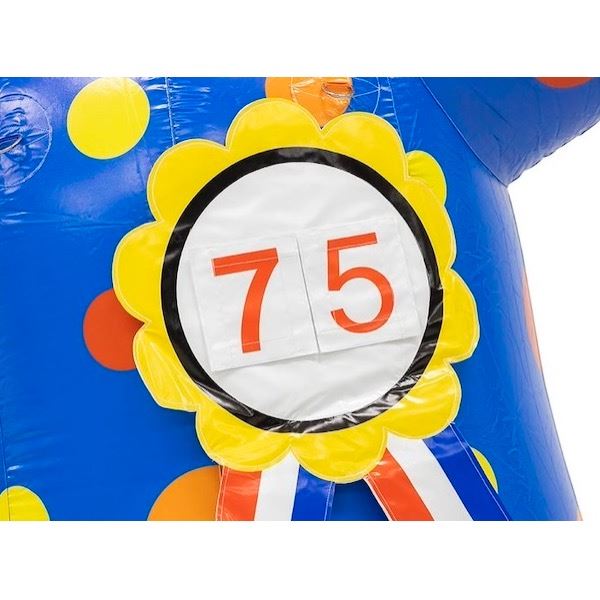 Opblaasbare Sarah Hoera van 4 meter hoog met paarse outfit en feestelijke houding, ideale feestpop voor verjaardagen