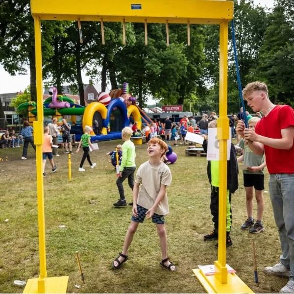 Deelnemer probeert vallende stok te vangen tijdens reactiespel