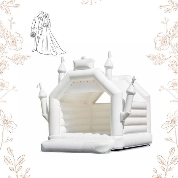 Luxe wit springkasteel tijdens een trouwfeest