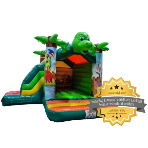 Springkussen Dino met Glijbaan vooraanzicht Vooraanzicht van het vrolijke dino springkussen met glijbaan en kleurrijke prehistorische decoratie