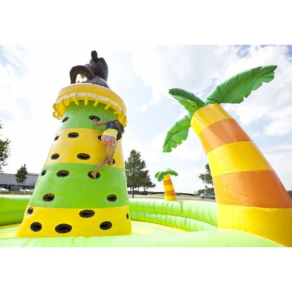 Meisje met banaan op de opblaasbare klimtoren jungle – Happy Rent attractieverhuur Limburg