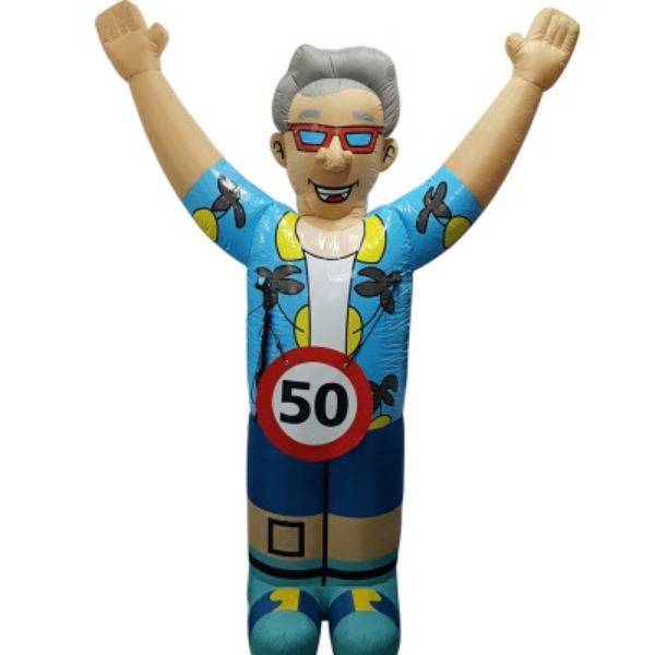 Opblaasbare Abraham Vakantieman van 3,5 meter hoog met 50-jaar-bord en zomerse outfit