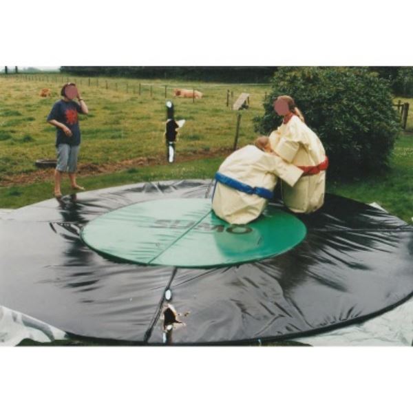 Twee kinderen in sumo pakken die worstelen op een ronde mat tijdens het spel sumo worstelen voor kinderen, te huur bij Happy Rent