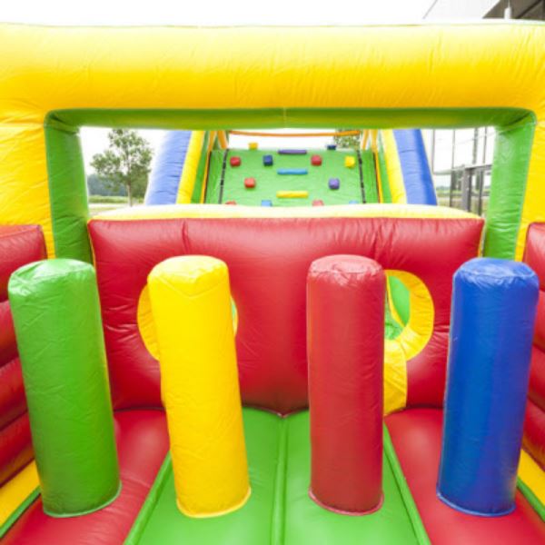 Opblaasbare stormbaan Colour Run van 21 meter met kleurrijke obstakels en glijbaan – perfect voor sportdagen en evenementen.