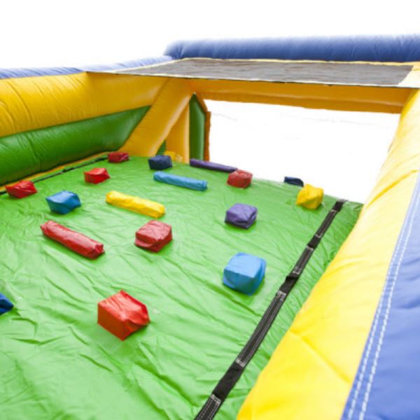 Opblaasbare stormbaan Colour Run van 21 meter met kleurrijke obstakels en glijbaan – perfect voor sportdagen en evenementen.