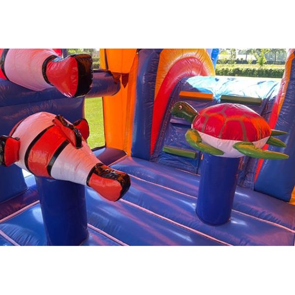 vrolijk springkussen in Helmond met glijbaan en zee thema
