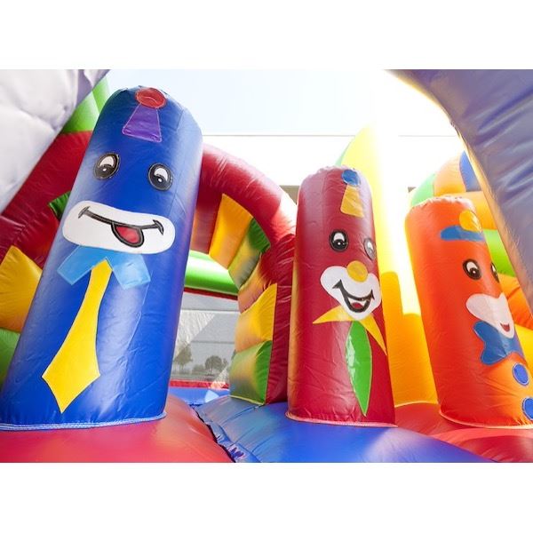 Kleurrijk Multiplay Springkussen met olifant thema, ideaal voor kinderfeesten en evenementen