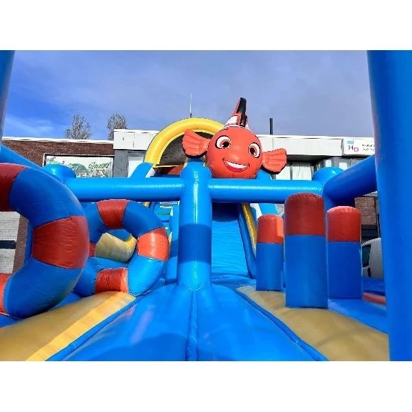 Springgedeelte van de Mega Nemo Slide + Jump met zicht op de 6,4 meter hoge glijbaan achterzijde – Happy Rent Gemert