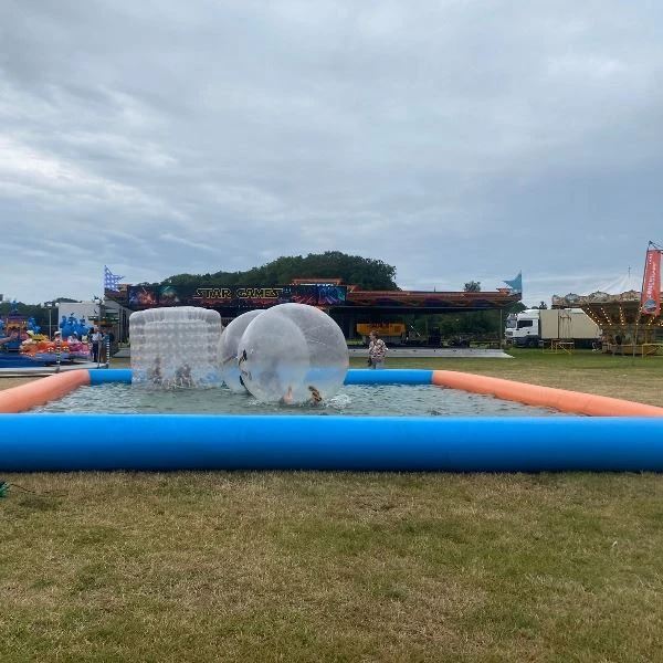 Groot opblaasbaar zwembad 10x10 meter voor evenementen, zeskamp, waterpret en aquaspellen