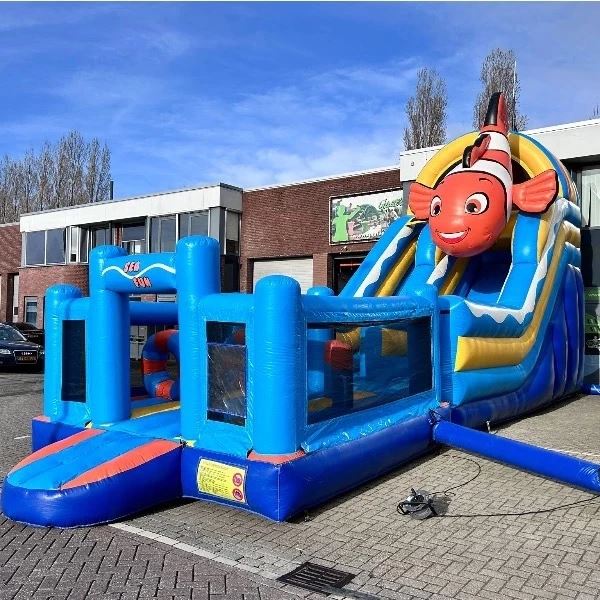 Opblaasbare Nemo glijbaan met zeethema en springkussen huren in Brabant – Happy Rent Gemert