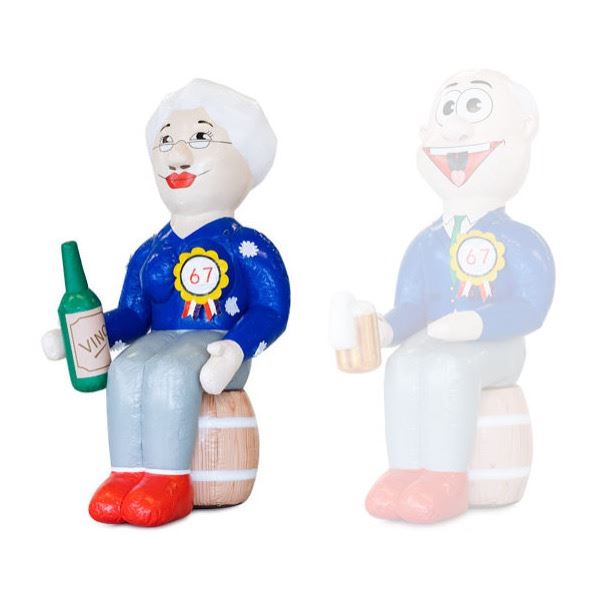 Opblaasbare Sarah op Vat van 3,8 meter hoog met fles wijn en feestelijke uitstraling, ideaal voor verjaardagen