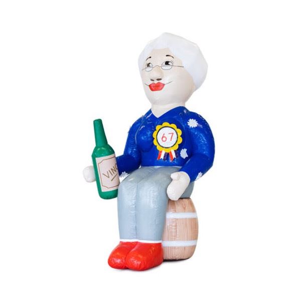 Opblaasbare Sarah op Vat van 3,8 meter hoog met fles wijn en feestelijke uitstraling, ideaal voor verjaardagen