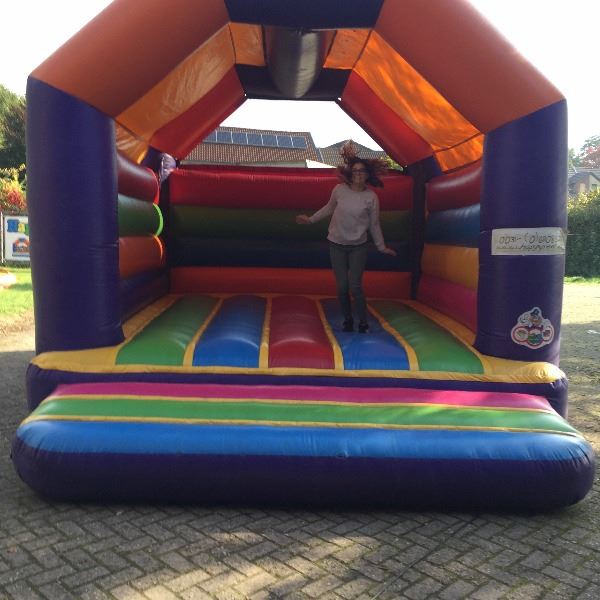 Tweedehands disco springkussen kopen 4Ã5 meter â Happy Rent Disco springkussen 4x5 meter tweedehands te koop met dak