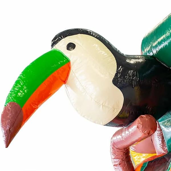 Springkussen in Amazone-thema huren Amazone springkussen met kleurrijke jungledecoraties en opvallende 3D-figuren