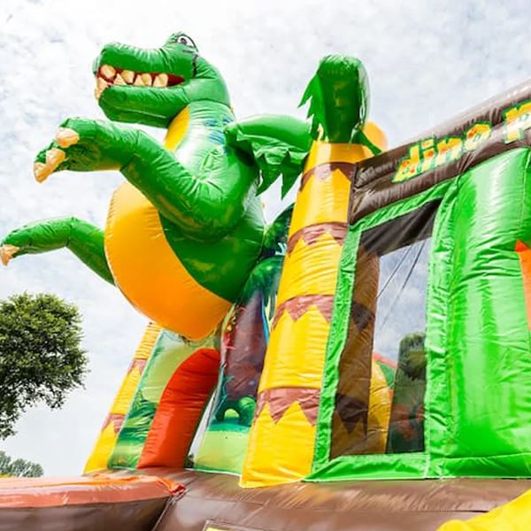 Dino World springkussen Zuid-Limburg Kleurrijk Dino World springkussen in Zuid-Limburg