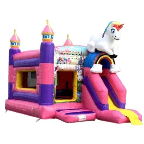 Springkussen Unicorn zijaanzicht Zijaanzicht van het Springkussen Unicorn met regenboogkleuren en springruimte