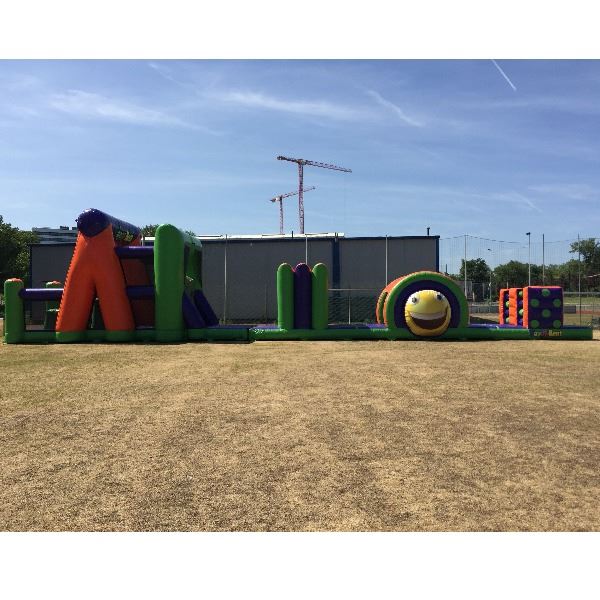 opblaasbare stormbaan vol hindernissen