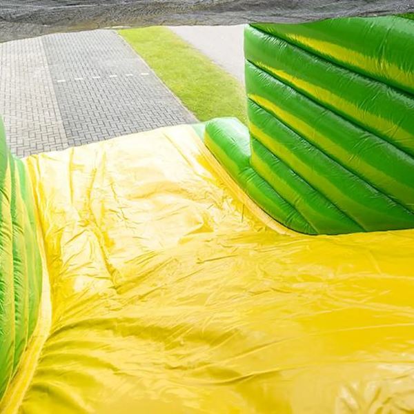 Binnenaanzicht glijbaan van de Stormbaan Trekker in groen-geel tractorthema