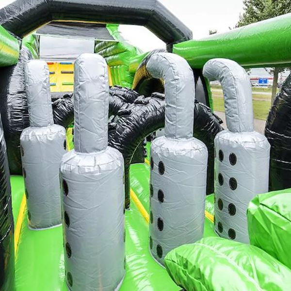 Detailfoto obstakels Stormbaan Trekker met opblaasbare zuilen in tractorthema