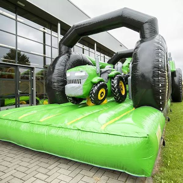 ooraanzicht Stormbaan Trekker 17 meter met tractorthema huren vanuit Raalte