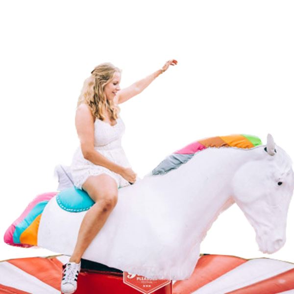 Meisje op unicorn rodeostier huren – magische eenhoorn attractie voor kinderfeestje bij Happy Rent