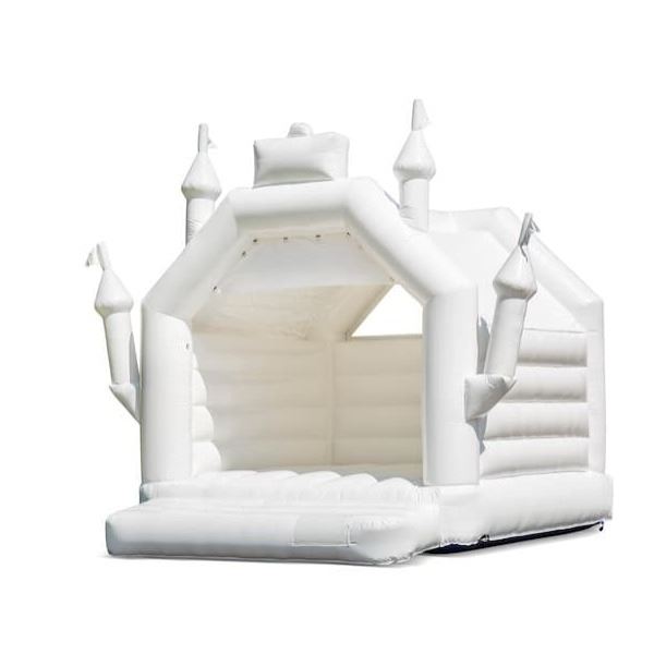 Luxe wit springkasteel trouwfeest Luxe wit springkasteel tijdens een trouwfeest