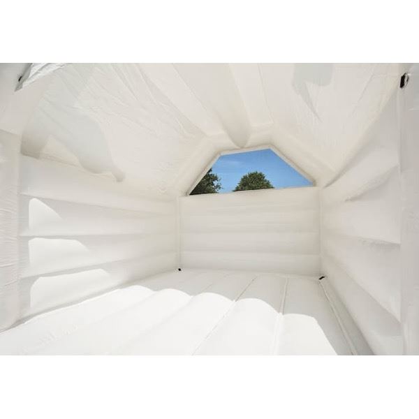 Luxe wit springkasteel tijdens een trouwfeest